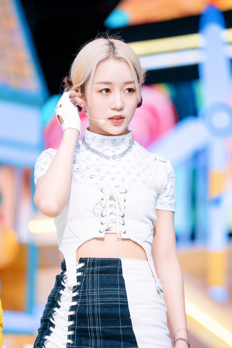 220703 Kep1er Hikaru 'Up!' at Inkigayo documents 24