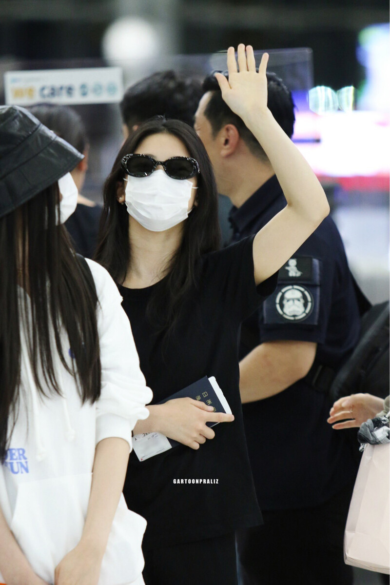 230609 BABYMONSTER at Thailand Airport documents 6