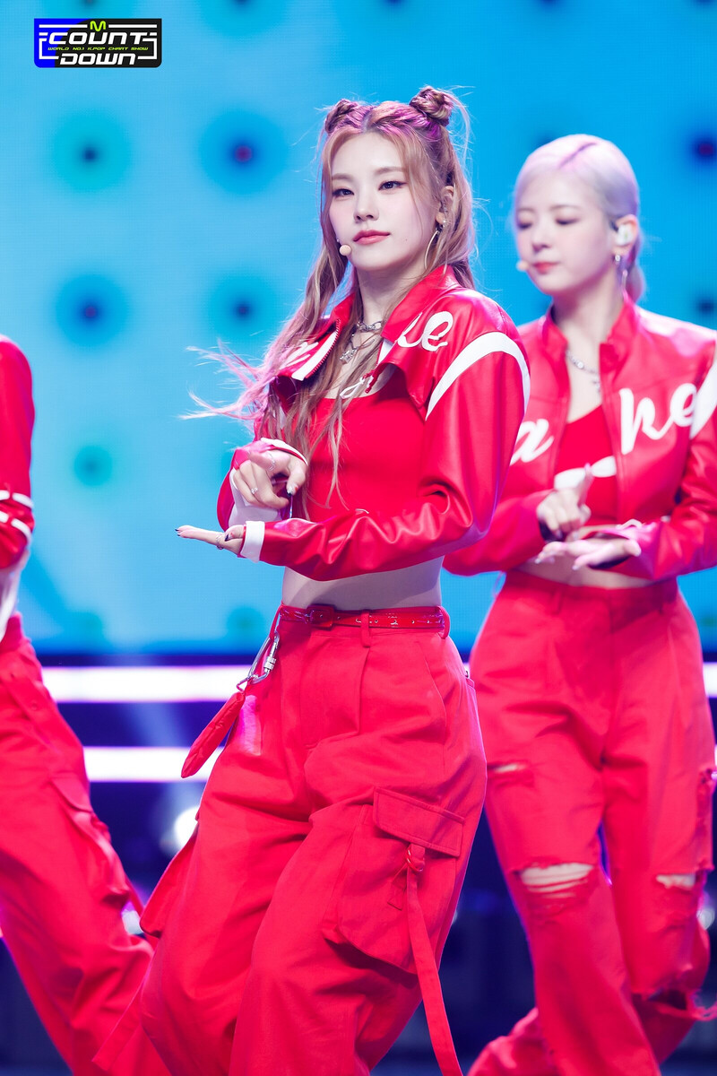 230810 ITZY Yeji - 'CAKE' at M COUNTDOWN documents 8