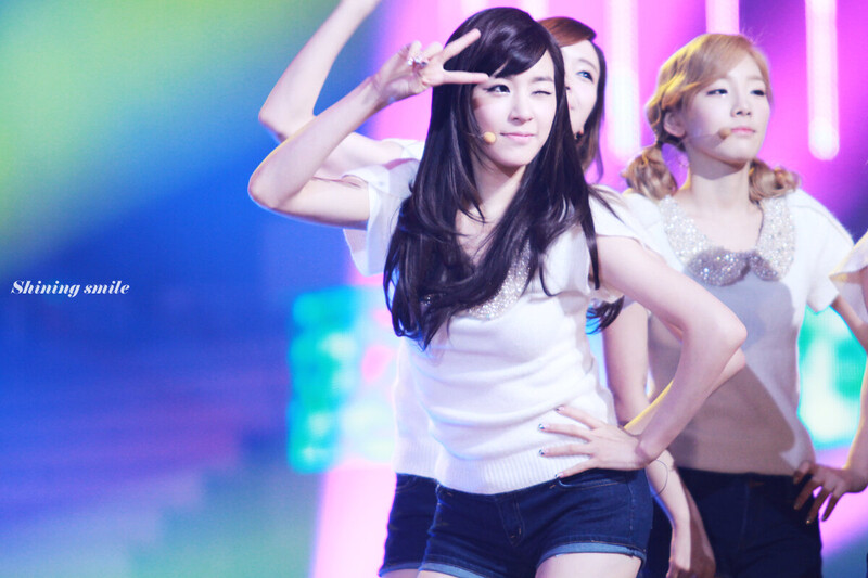 111230 Girls' Generation Tiffany at KBS Song Festival documents 4