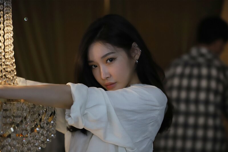 211006 Chungha Cafe Update - 'Querencia' Limited Edition LP Behind documents 10