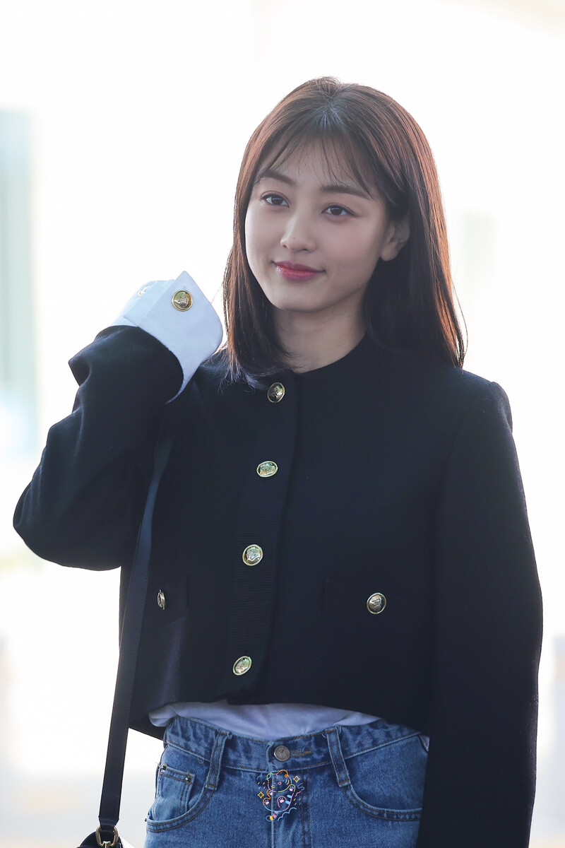 240131 TWICE Jihyo at Incheon International Airport documents 2