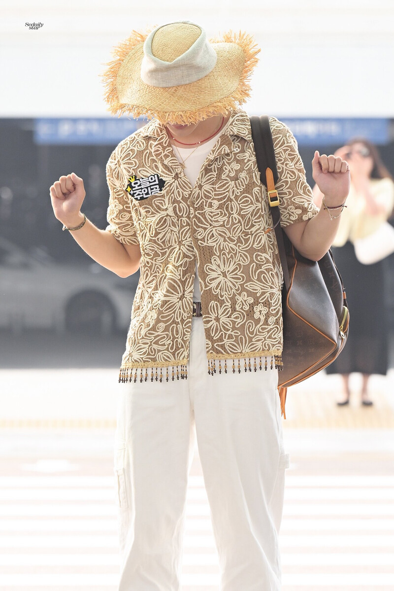 240713 RIIZE Anton at Incheon International Airport documents 8