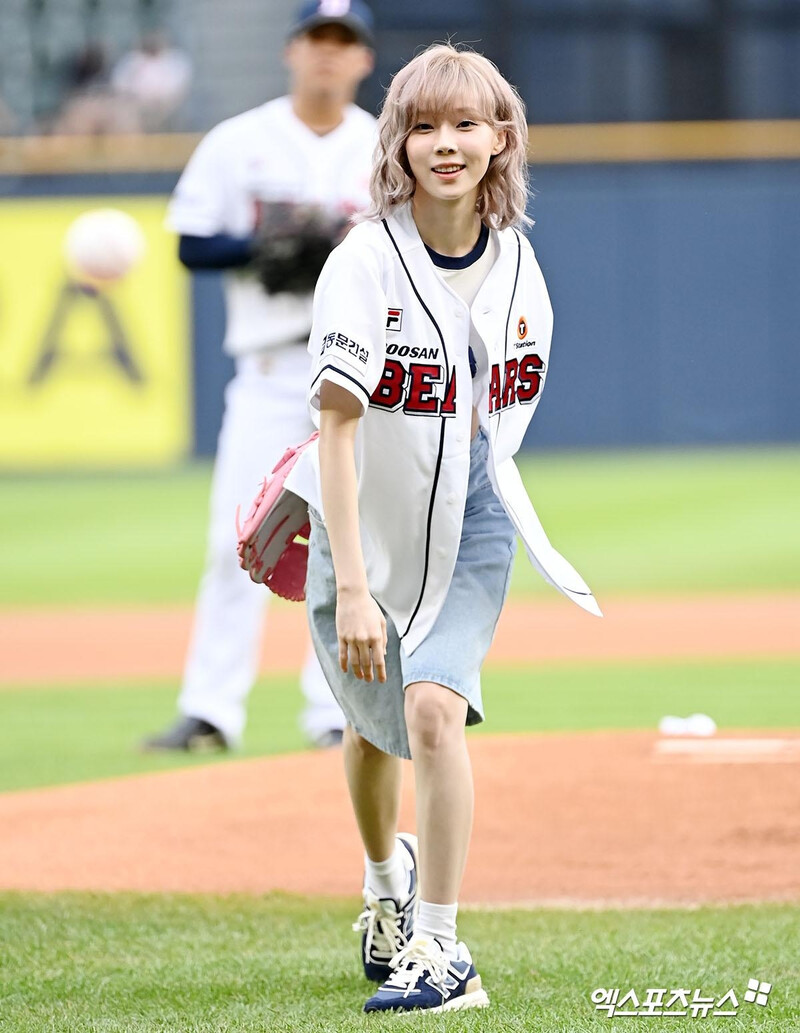 240725 - WINTER Throws the First Pitch for Doosan Bears at Jamsil Baseball Stadium documents 9