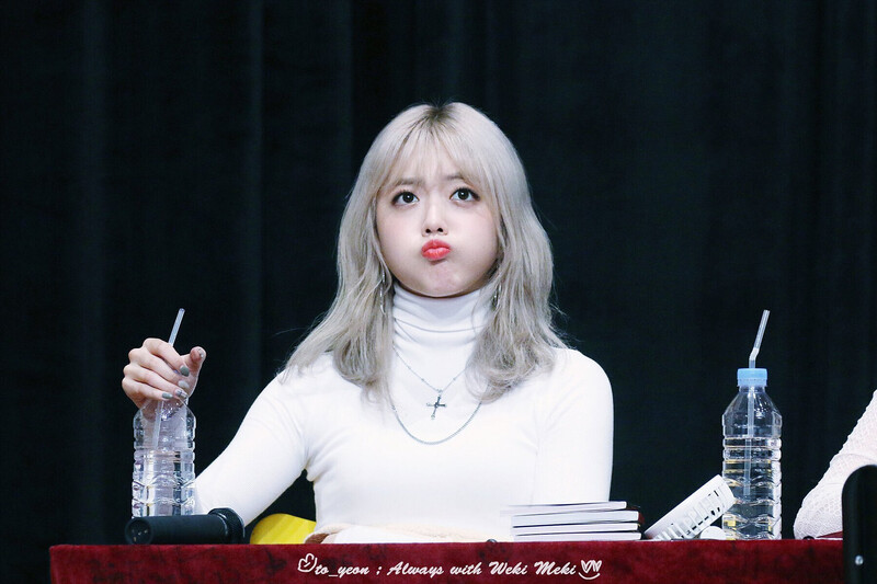 181125 Weki Meki Suyeon at Busan 'KISS, KICKS' Fansign documents 5