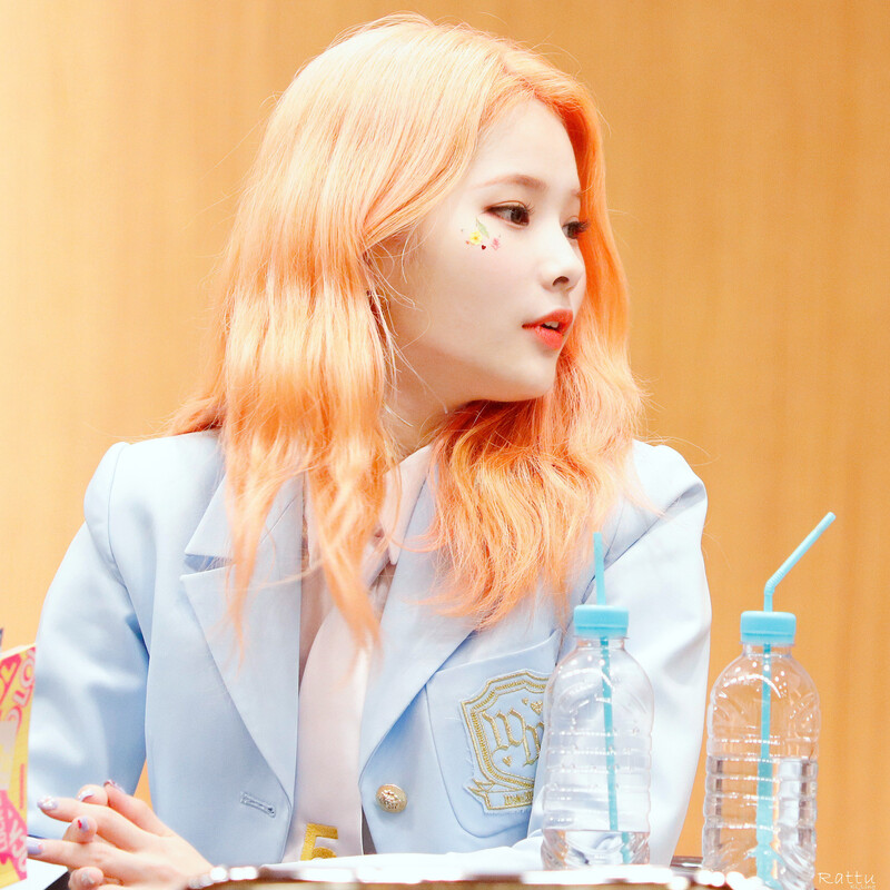 190519 Weki Meki Rina at 'LOCK END LOL' Dongdaemun Fansign documents 1