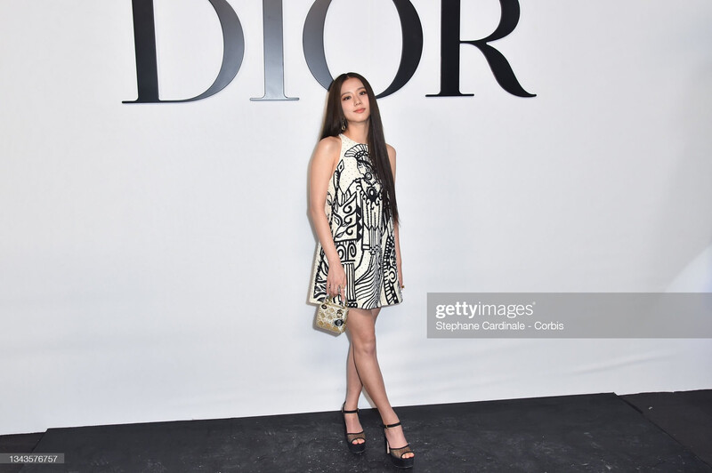 210928 JISOO at the DIOR Spring/Summer 2022 Show at Paris Fashion Week documents 4