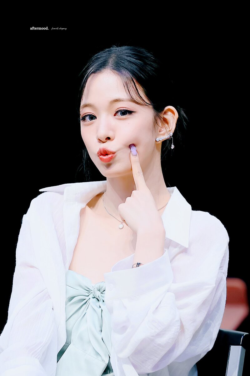 220708 fromis_9 Chaeyoung documents 9