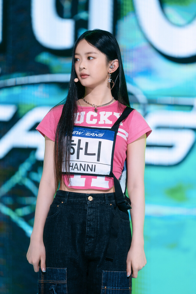 220807 NewJeans Hanni 'Attention' at Inkigayo documents 1