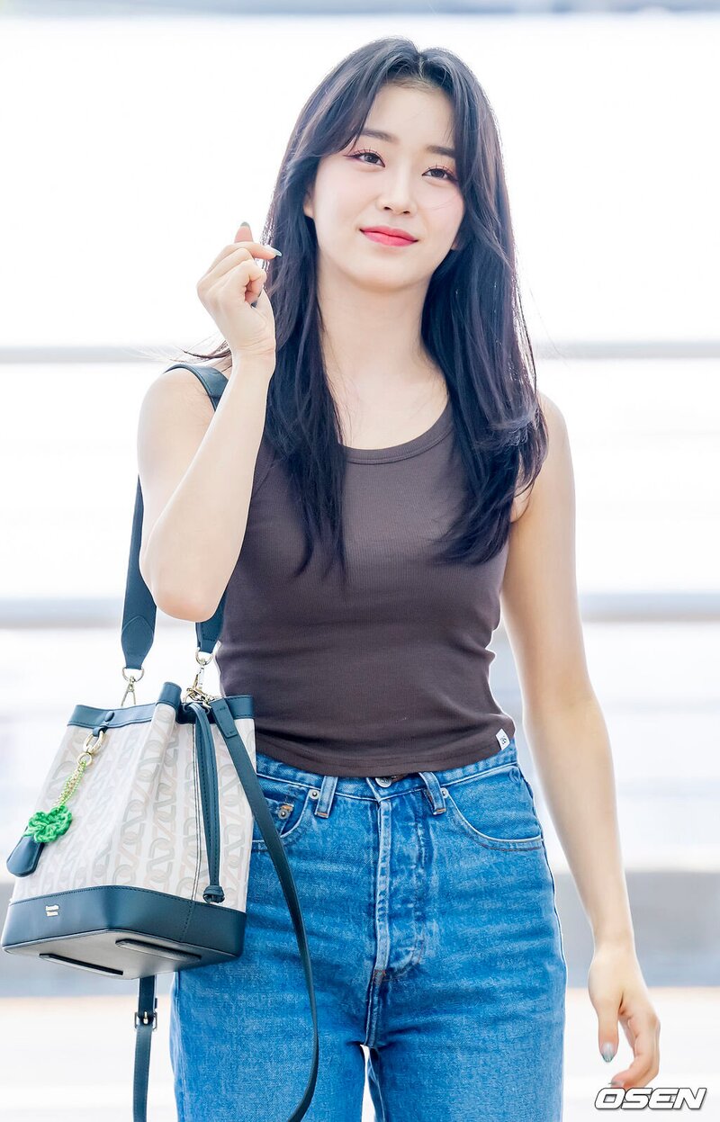 220817 STAYC Sumin at Incheon International Airport departing for KCON USA Tour documents 24