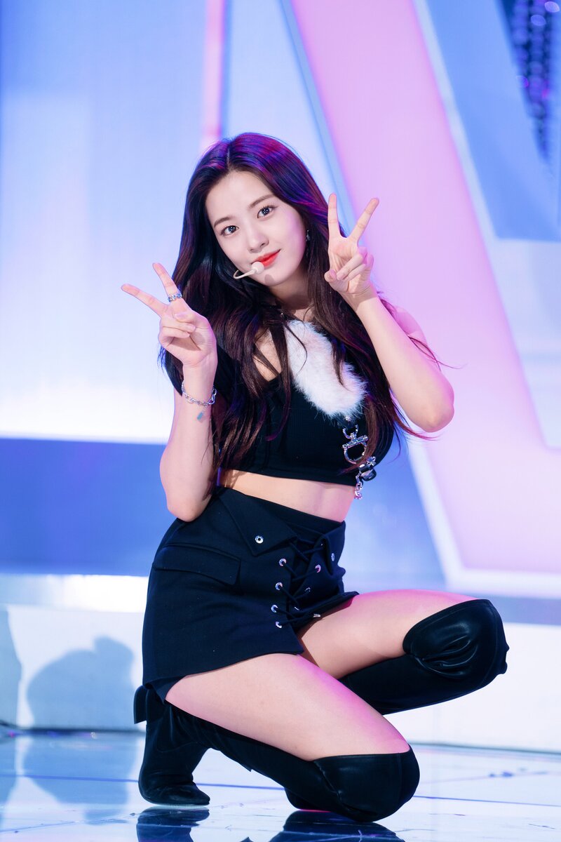 220828 IVE Yujin - 'After Like' at Inkigayo documents 11