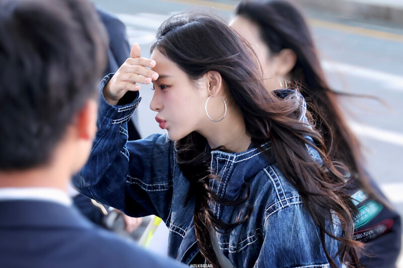 231021 New Jeans Minji at Incheon International Airport documents 3