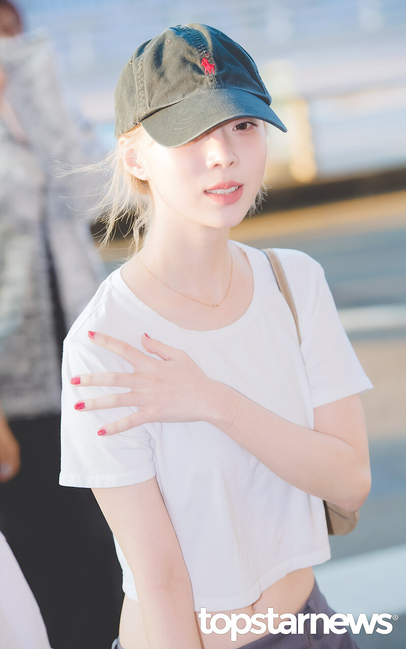 240927 aespa Winter - at Incheon International Airport documents 1