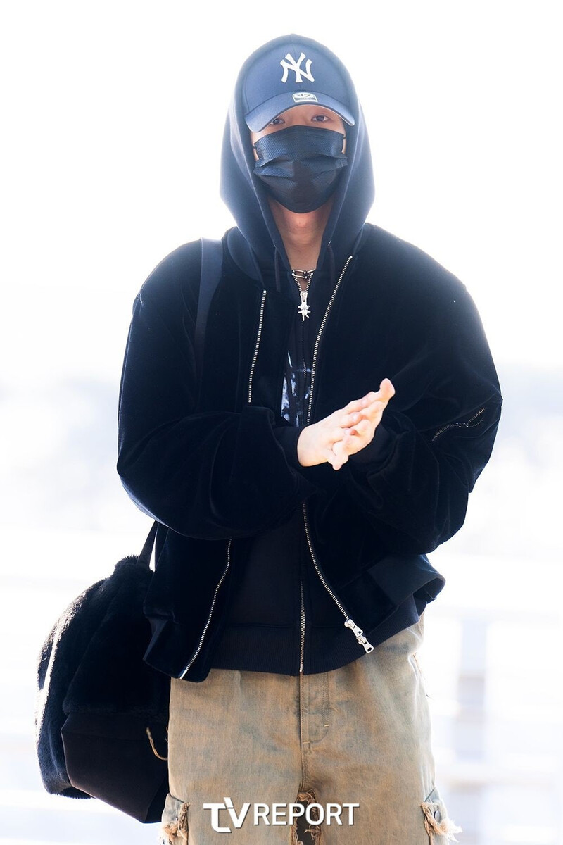 250104 Enhypen Jake at Incheon International Airport documents 1