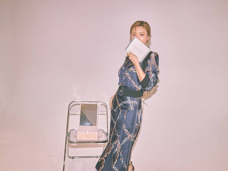 210615 Hwasa Instagram update documents 1