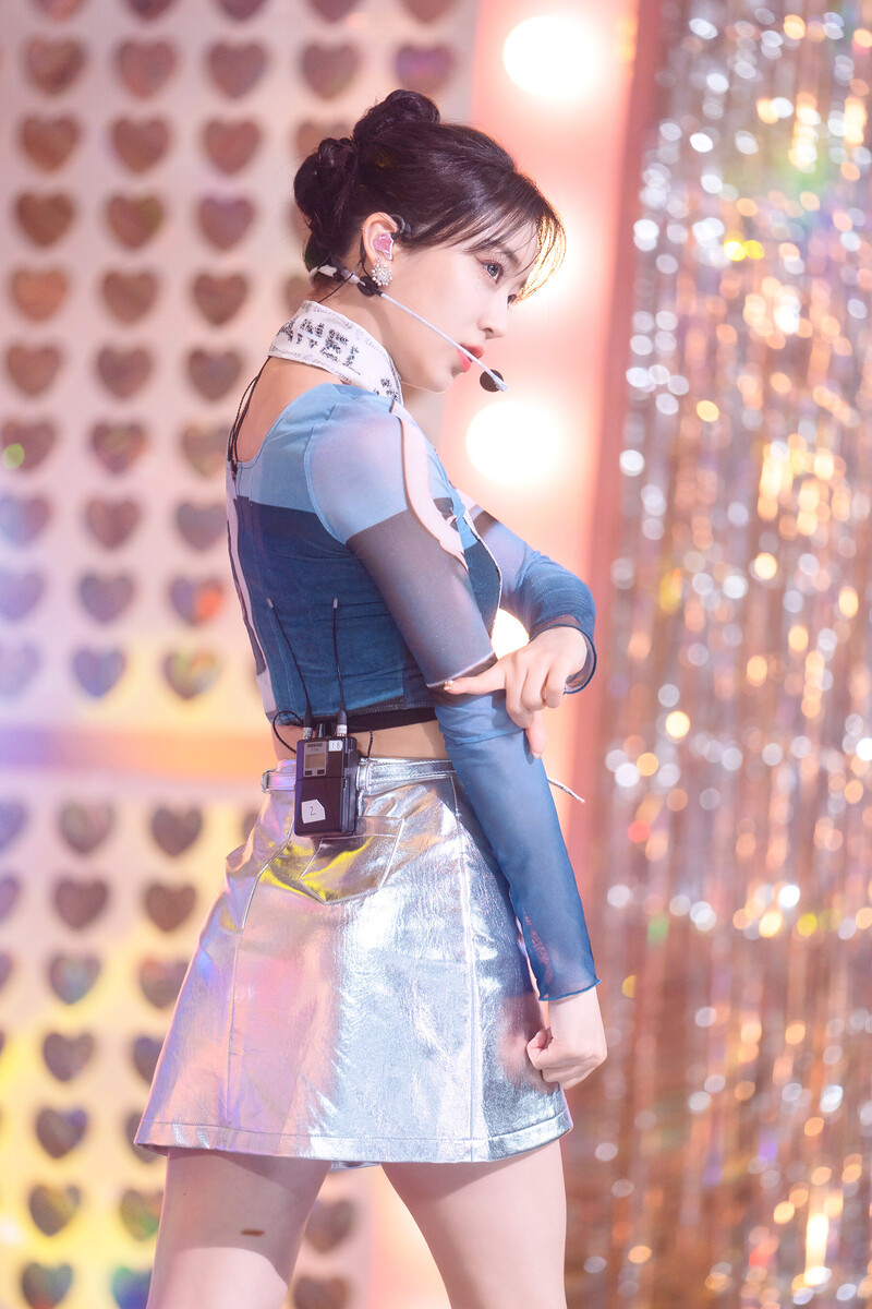 220227 STAYC Sumin at Inkigayo documents 10