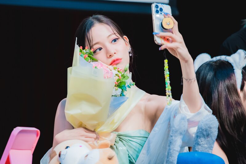 220708 fromis_9 Chaeyoung documents 16