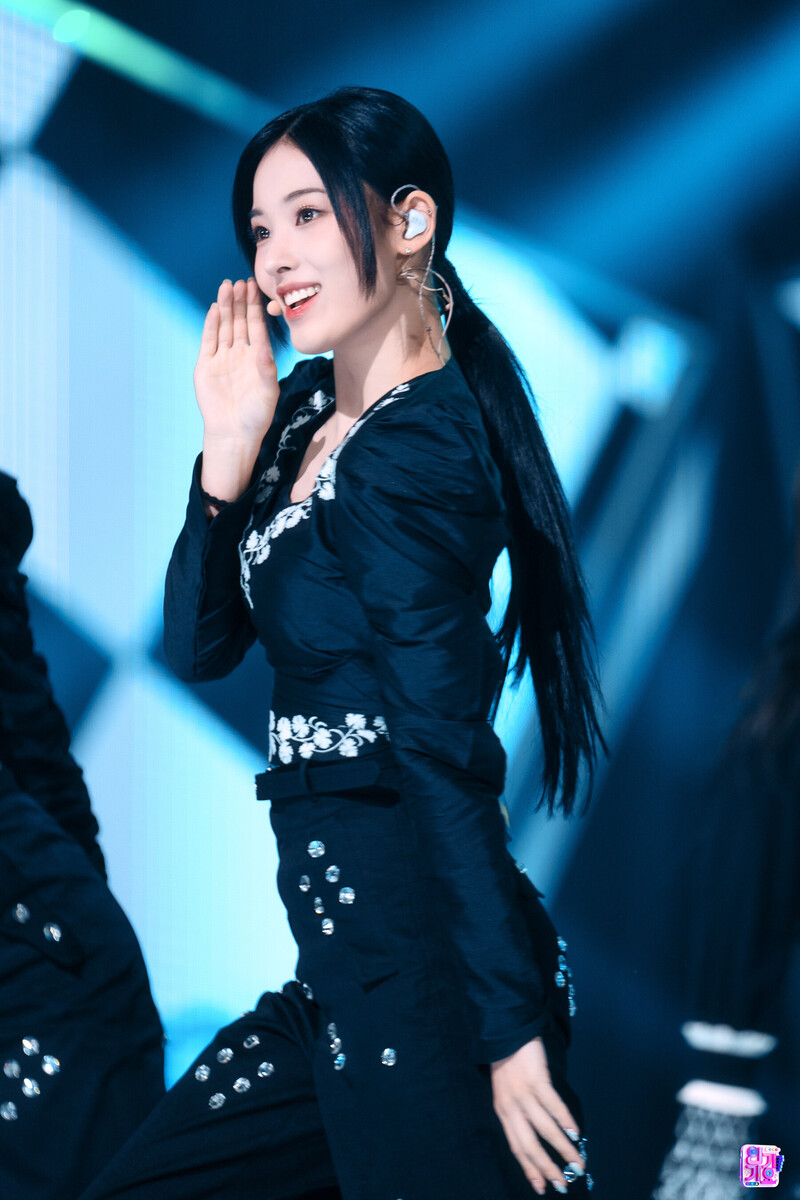 221009 NMIXX Jinni - 'DICE' at Inkigayo documents 4