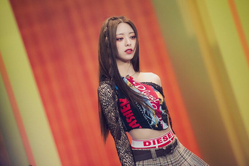221201 JYP Naver Post - ITZY 'Cheshire' MV Behind documents 21