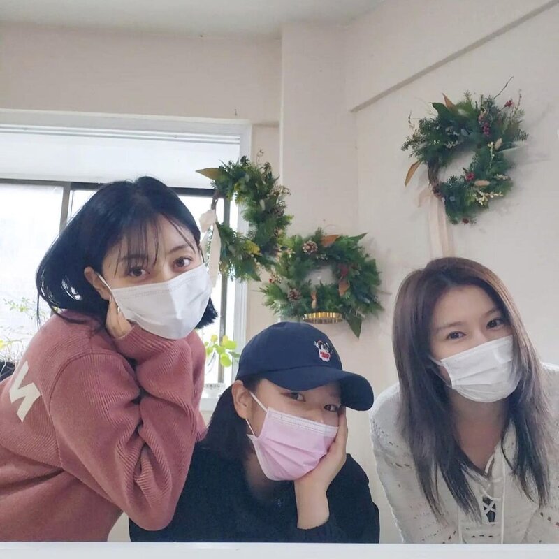 221210 TWICE Jeongyeon Instagram Update with Jihyo & Sana documents 1