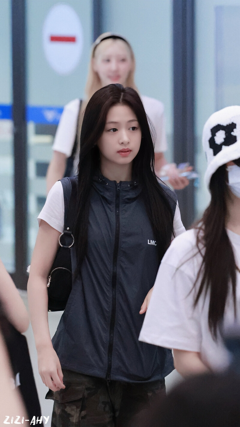 240801 BABYMONSTER Ahyeon at Airport documents 7