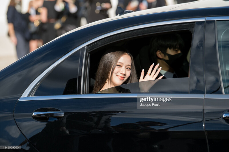 JISOO at the DIOR Spring/Summer 2022 Show documents 3