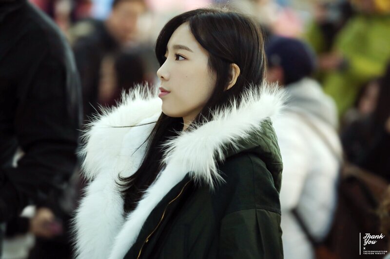 150103 Girls' Generation Taeyeon at Incheon Airport documents 8