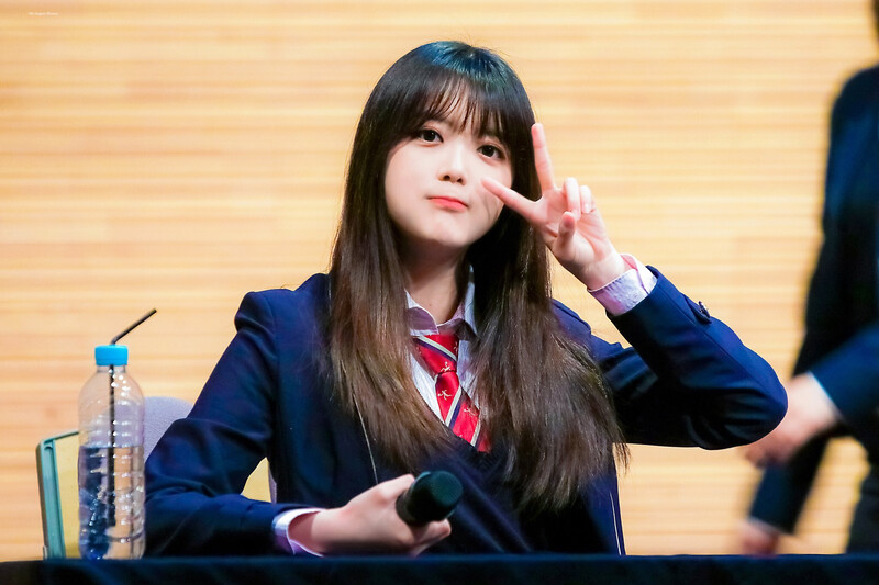 180519 Weki Meki Suyeon at 'Lucky' Fansign documents 1