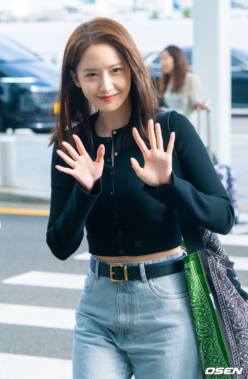 230927 Yoona at Incheon International Airport documents 7