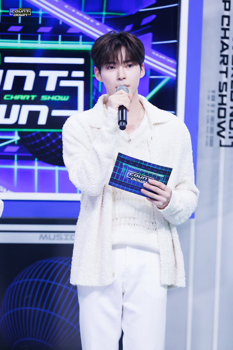 2321116 MC Hanbin at M Countdown documents 9