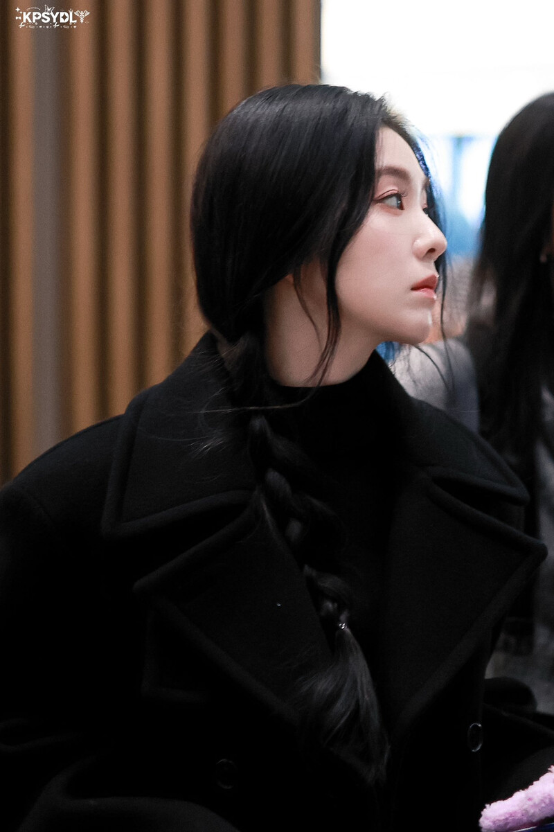 250106 Red Velvet Irene at Inceon Airport documents 9