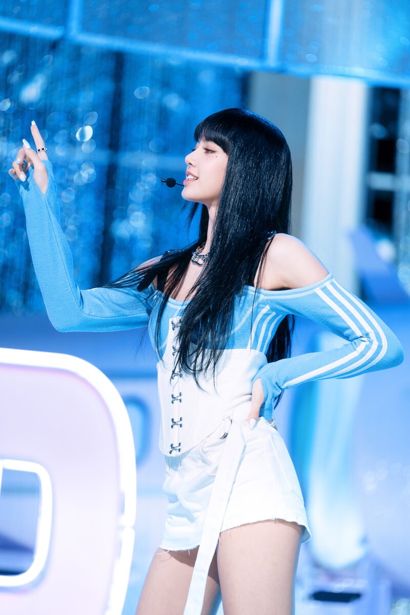 220925 BLACKPINK Lisa - 'Shut Down' at Inkigayo | kpopping