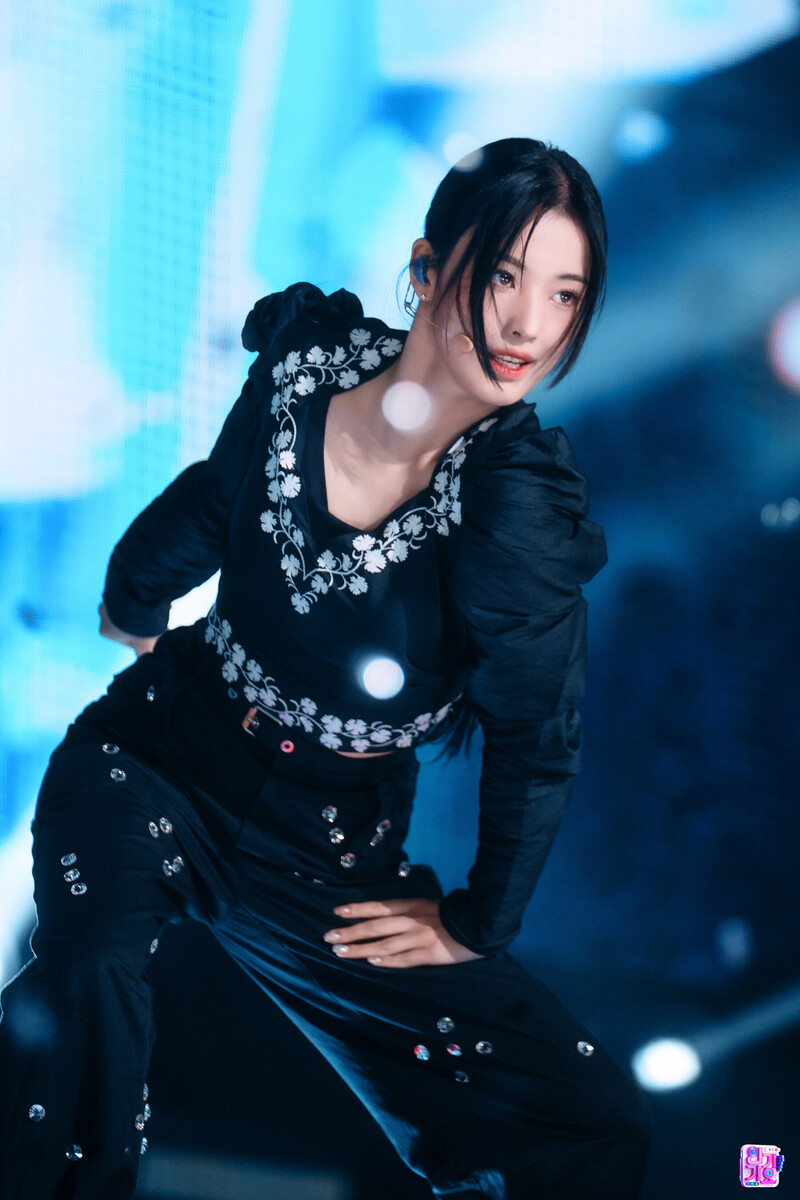 221009 NMIXX Jinni - 'DICE' at Inkigayo documents 7