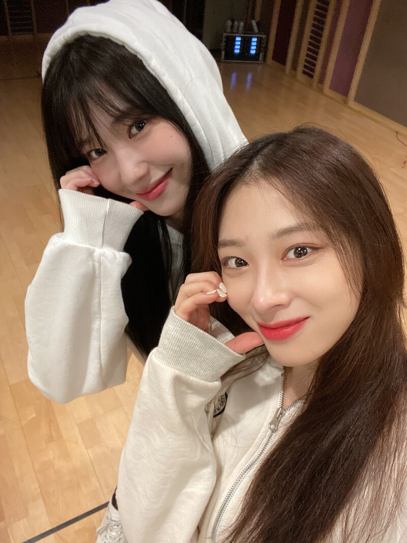 230103 Rocket Punch Weverse Update - Suyun & Yunkyoung documents 2