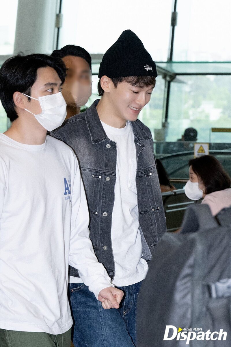 230608 EXO Chen at Gimpo Airport documents 2