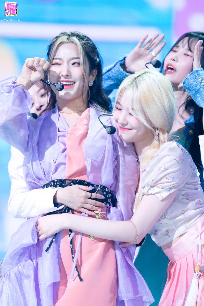 210919 fromis_9 - 'Talk & Talk' at Inkigayo documents 1