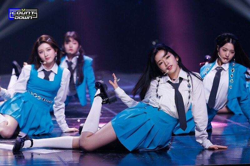 220421 IVE's Yujin - "Love Dive" at M Countdown documents 9