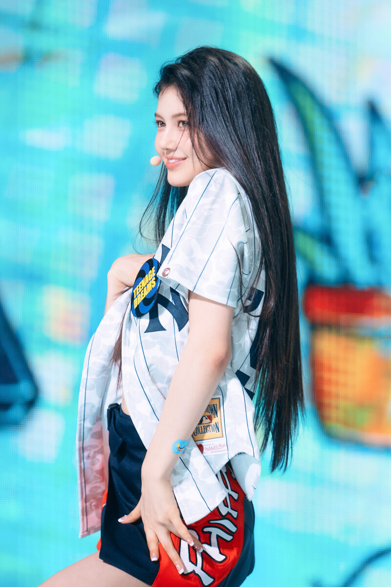 220807 NewJeans Danielle 'Attention' at Inkigayo documents 3