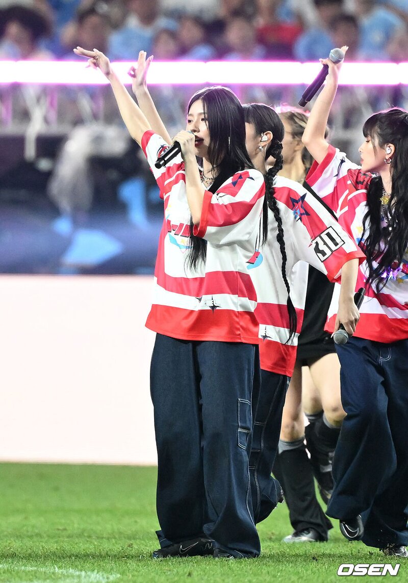 230731 (G)-IDLE Miyeon at Seoul World Cup Stadium documents 3
