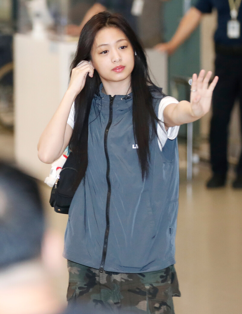 240801 BABYMONSTER Ahyeon at Airport documents 18