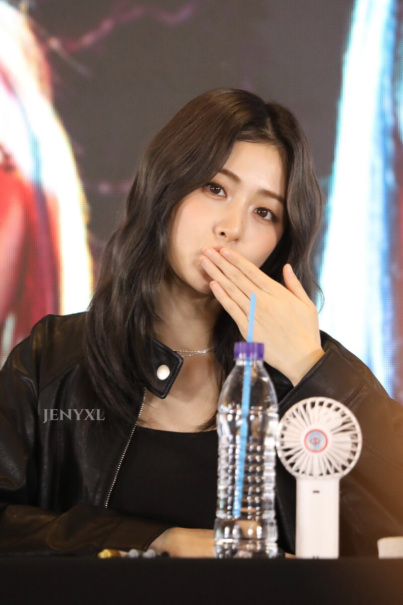 241026 LE SSERAFIM Yunjin - Yizhiyu Fansign Event documents 7