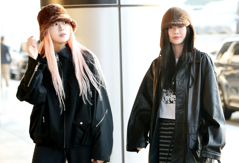 241113 aespa Ningning & Giselle at Gimpo International airport documents 1