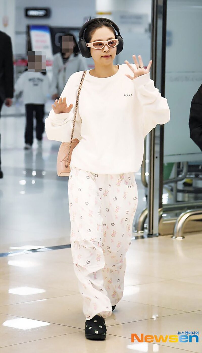 240502 JENNIE at the Gimpo Airport documents 8