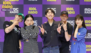 180723 Idol Radio Twitter update with Apink BOMI, CHORONG & BtoB EUNKWANG, PENIEL, HYUNSIK