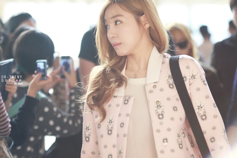 141004 Girls' Generation Tiffany at Gimpo Airport documents 1