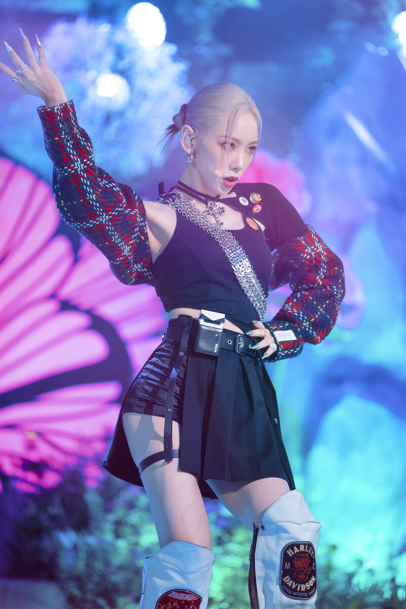 220220 Taeyeon - 'INVU' at Inkigayo documents 17