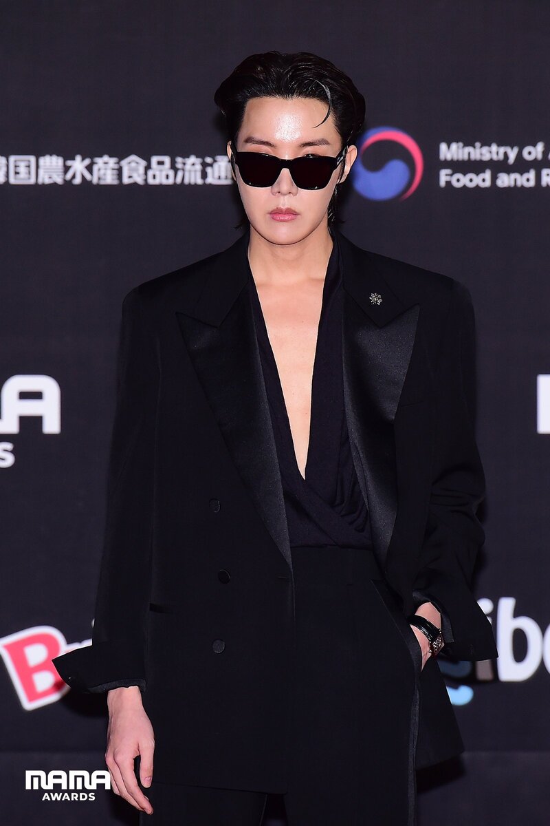 221130 BTS J-HOPE at 2022 MAMA AWARDS Red Carpet Day 2 documents 1