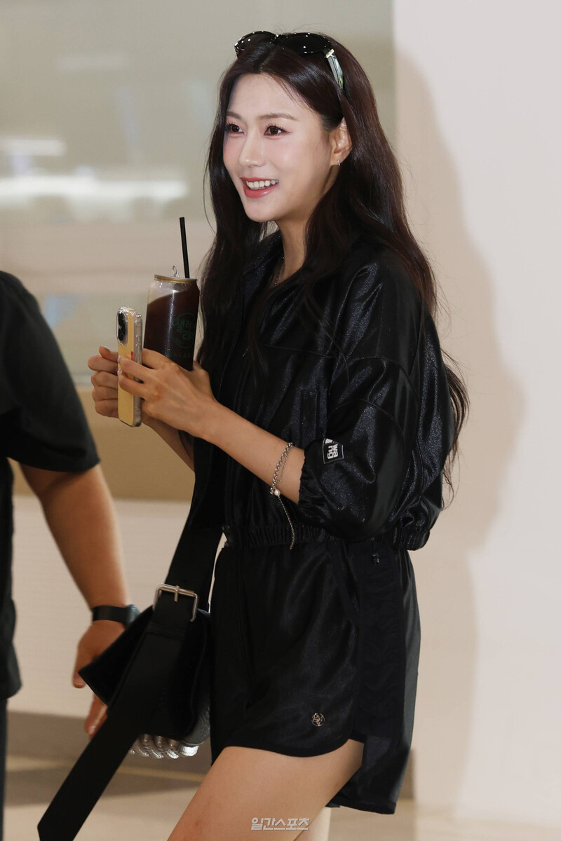 240730 Apink HAYOUNG at Gimpo International Airport leaving for 'UTO FEST 2024 in Yokohama' documents 17