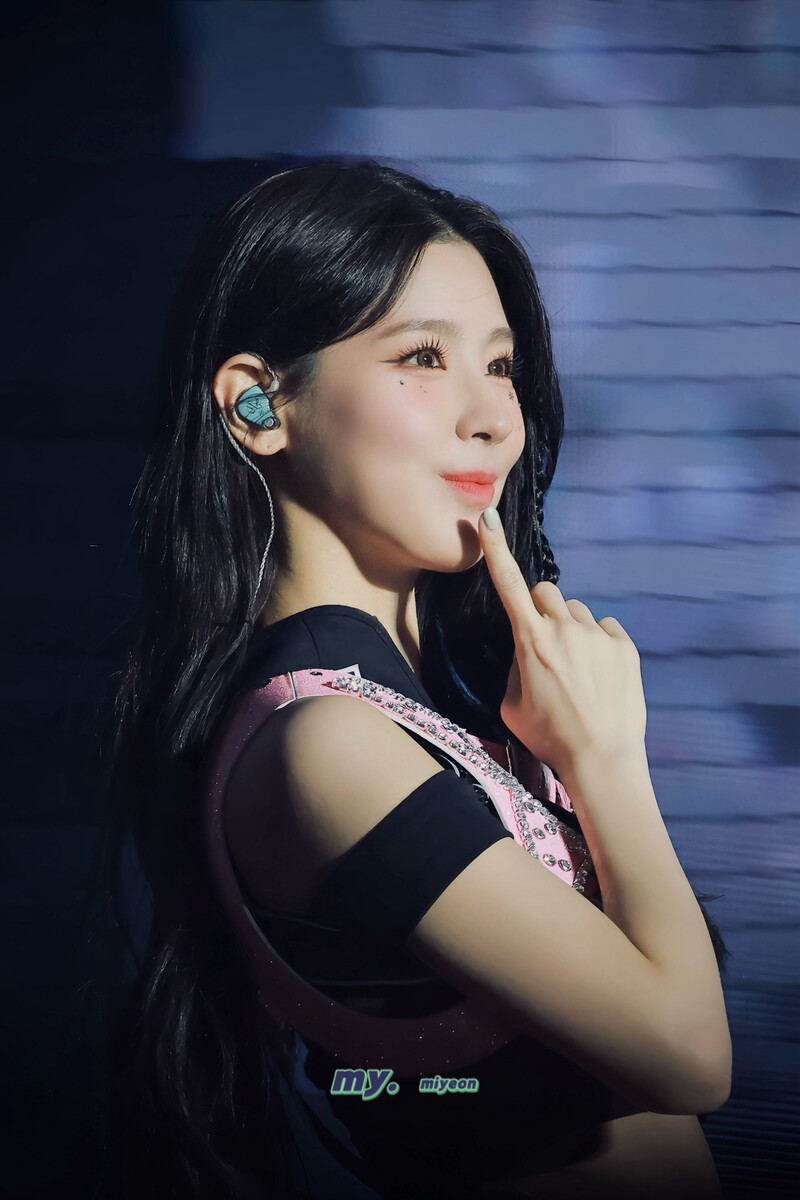 240804 Miyeon at (G)I-DLE World Tour [iDOL] in Seoul - Day 2 documents 4