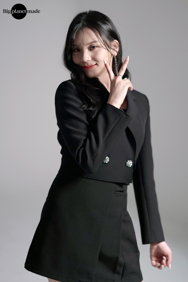 211014 BPM Naver Post - VIVIZ 1st Profile Shoot Behind documents 2